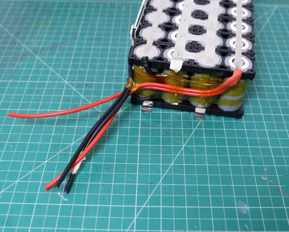 Battery cells Arrange the Cable