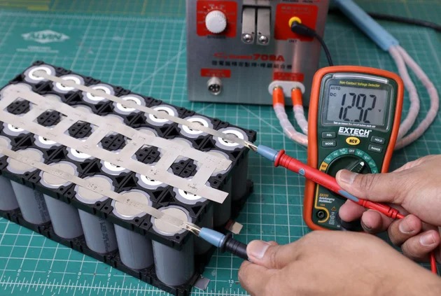 test the pack voltage